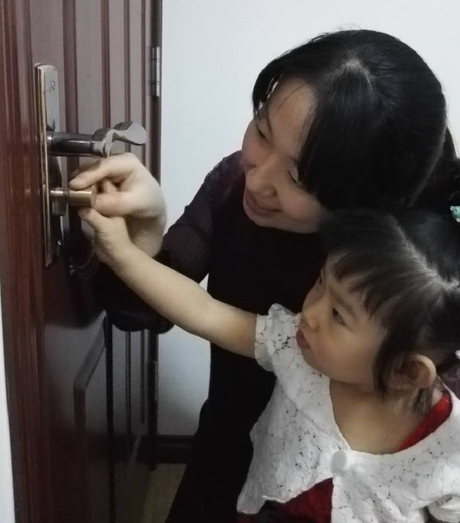 小孩子自己在卧室反锁了怎么办,孩子不谨慎把自己锁在保险柜