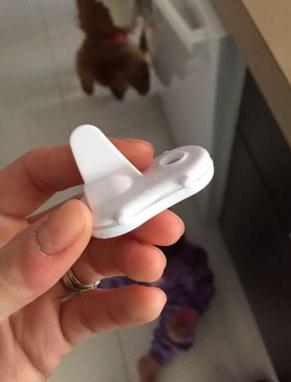 她实在搞不懂宝宝怎么会经常生病？当她撬开婴用品吸嘴后才明白