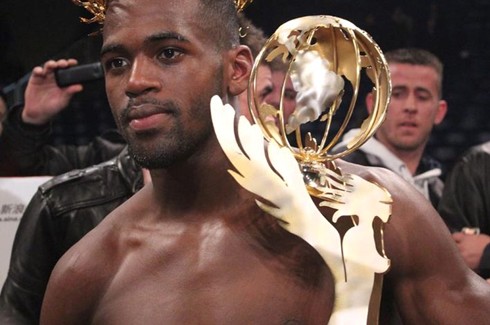 他爆发力比肩泰森，曾重拳打昏小日本，却遭遇欠薪沦为平民