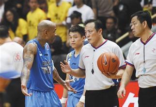 cba裁判误判郭艾伦,郭艾伦波兰黑哨完整版