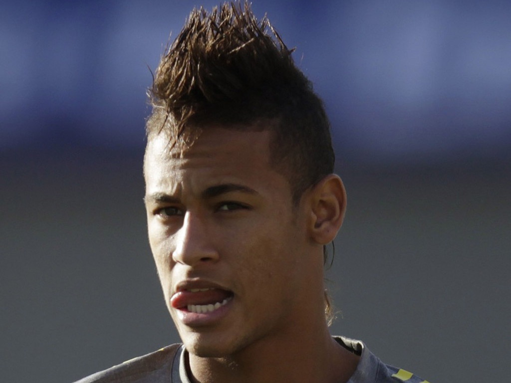 百变发型：洗剪吹男神内马尔的时尚之路