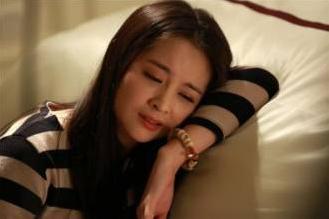 偶然回家，却发现嫂子背着哥哥和其他男人在油菜花地里干那事