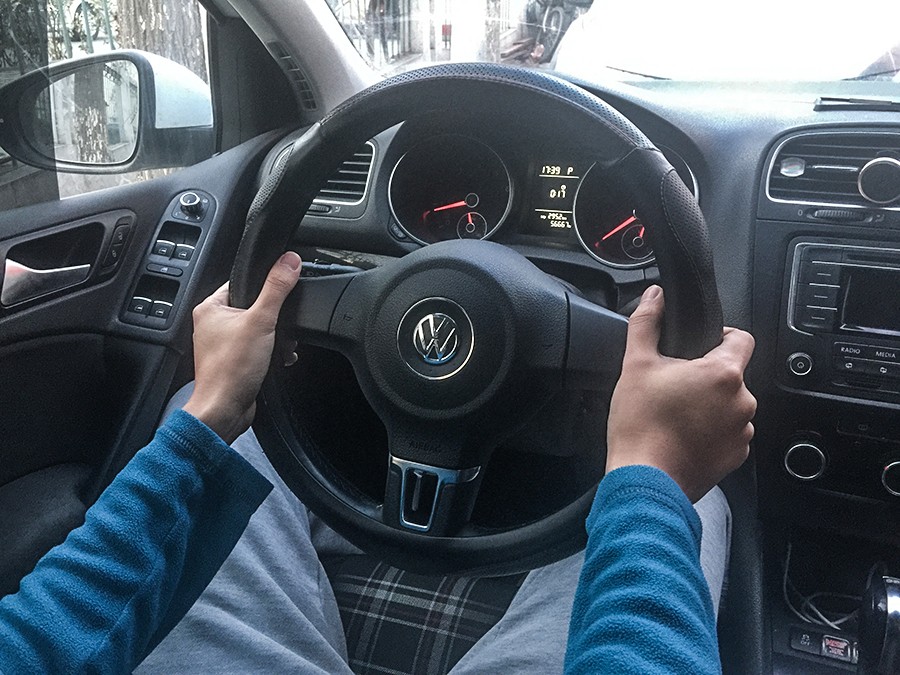 握方向盘的姿势看驾龄,手握方向盘的姿势代表什么