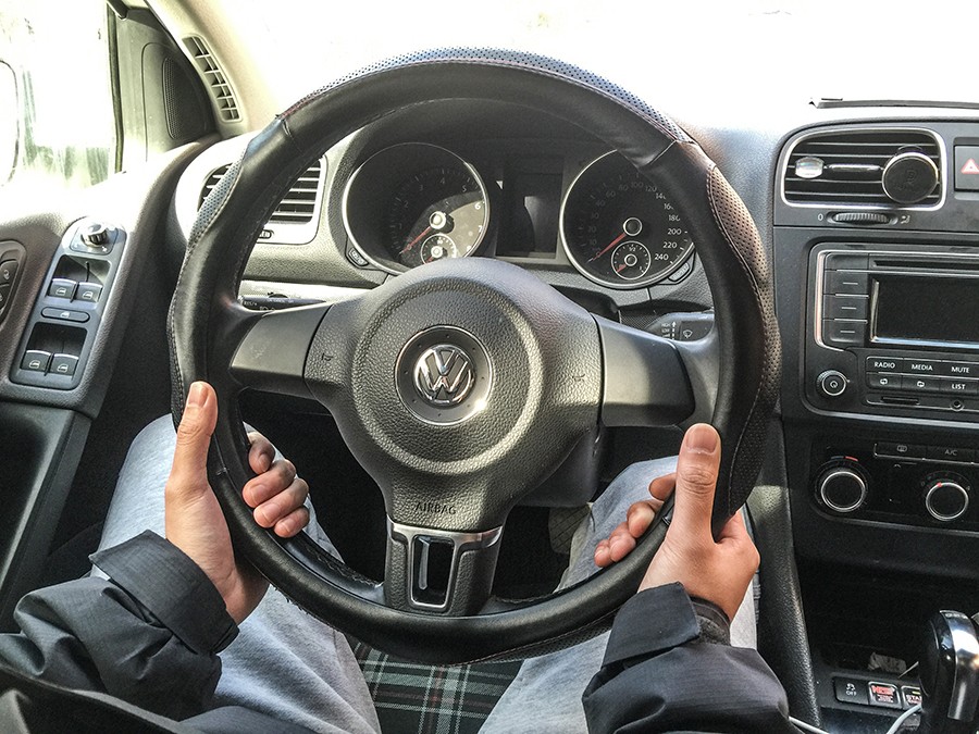 握方向盘的姿势看驾龄,手握方向盘的姿势代表什么