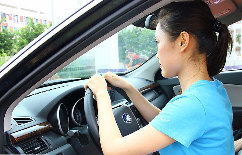 握方向盘的姿势看驾龄,手握方向盘的姿势代表什么