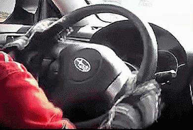 握方向盘的姿势看驾龄,手握方向盘的姿势代表什么