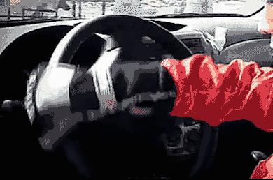 握方向盘的姿势看驾龄,手握方向盘的姿势代表什么