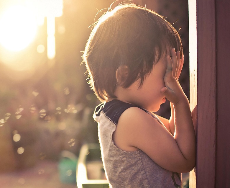 小孩子自己在卧室反锁了怎么办,孩子不谨慎把自己锁在保险柜