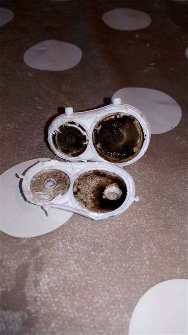 她实在搞不懂宝宝怎么会经常生病？当她撬开婴用品吸嘴后才明白