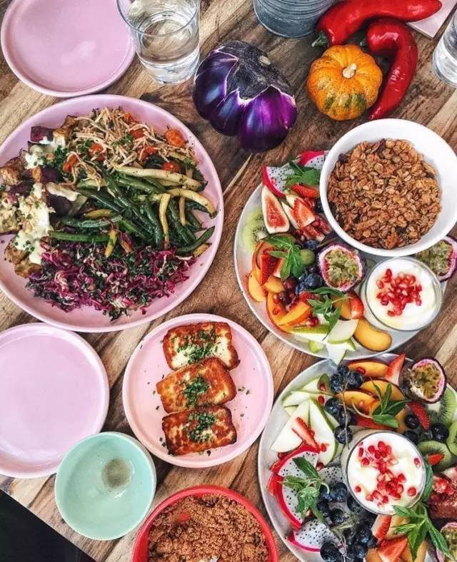 她是身高不到一米六的“丑小鸭”，靠才华和品位玩转时尚圈