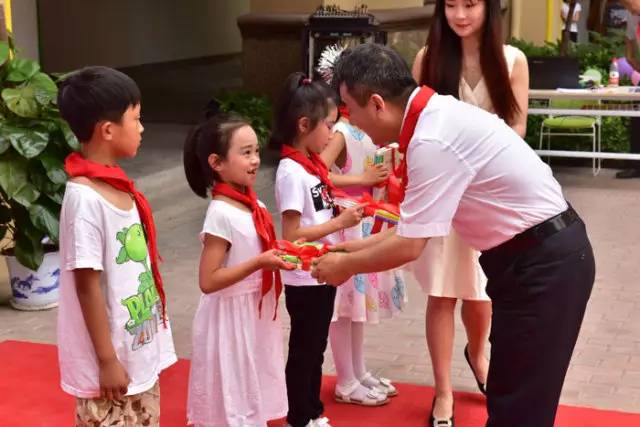 六一到了小孩子们都去哪玩了,六一到小朋友们齐欢笑