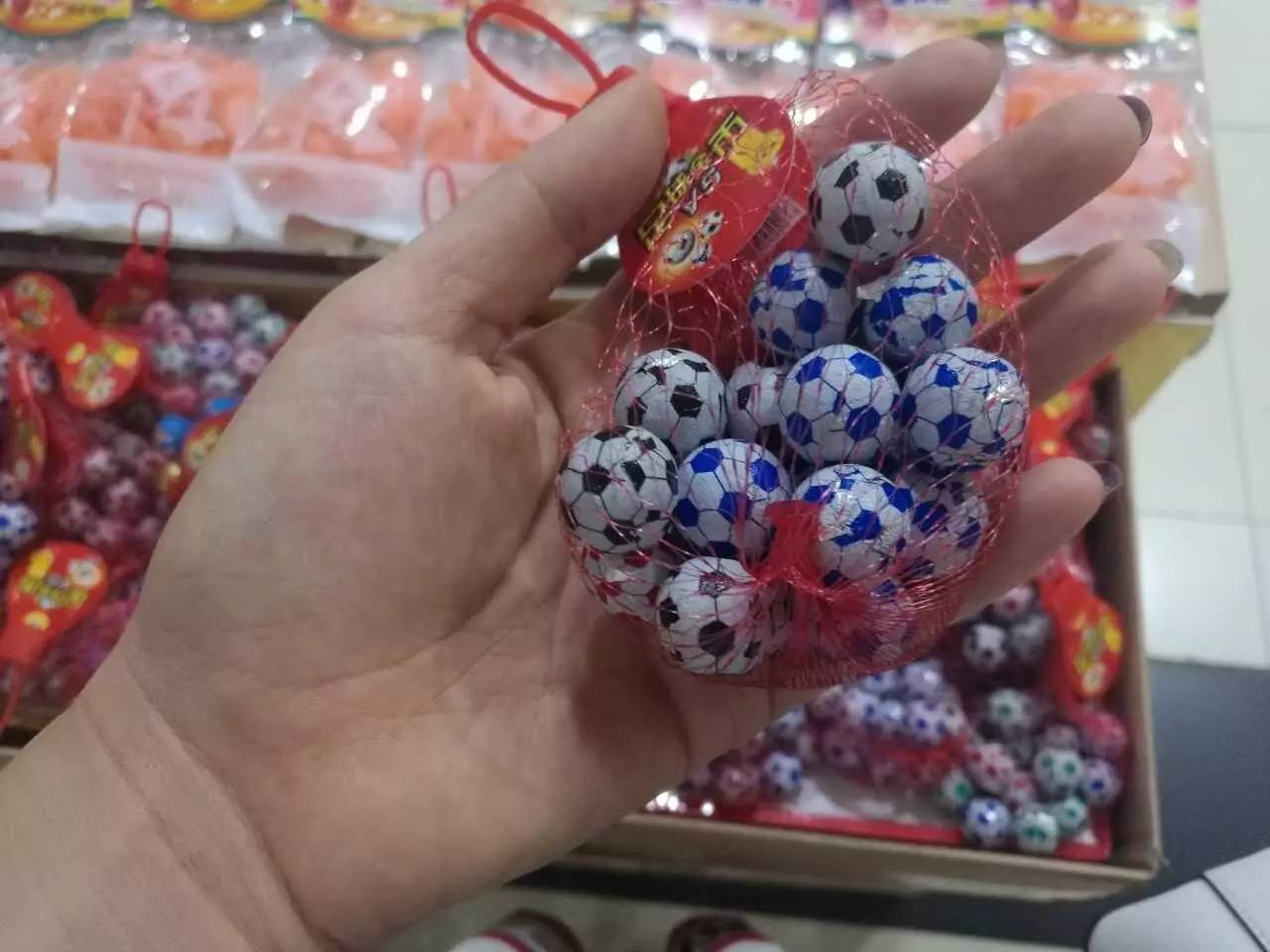 童年的味道是抹不去的记忆，这些零食在哈尔滨市场仍然能买到，看看你吃过几样？