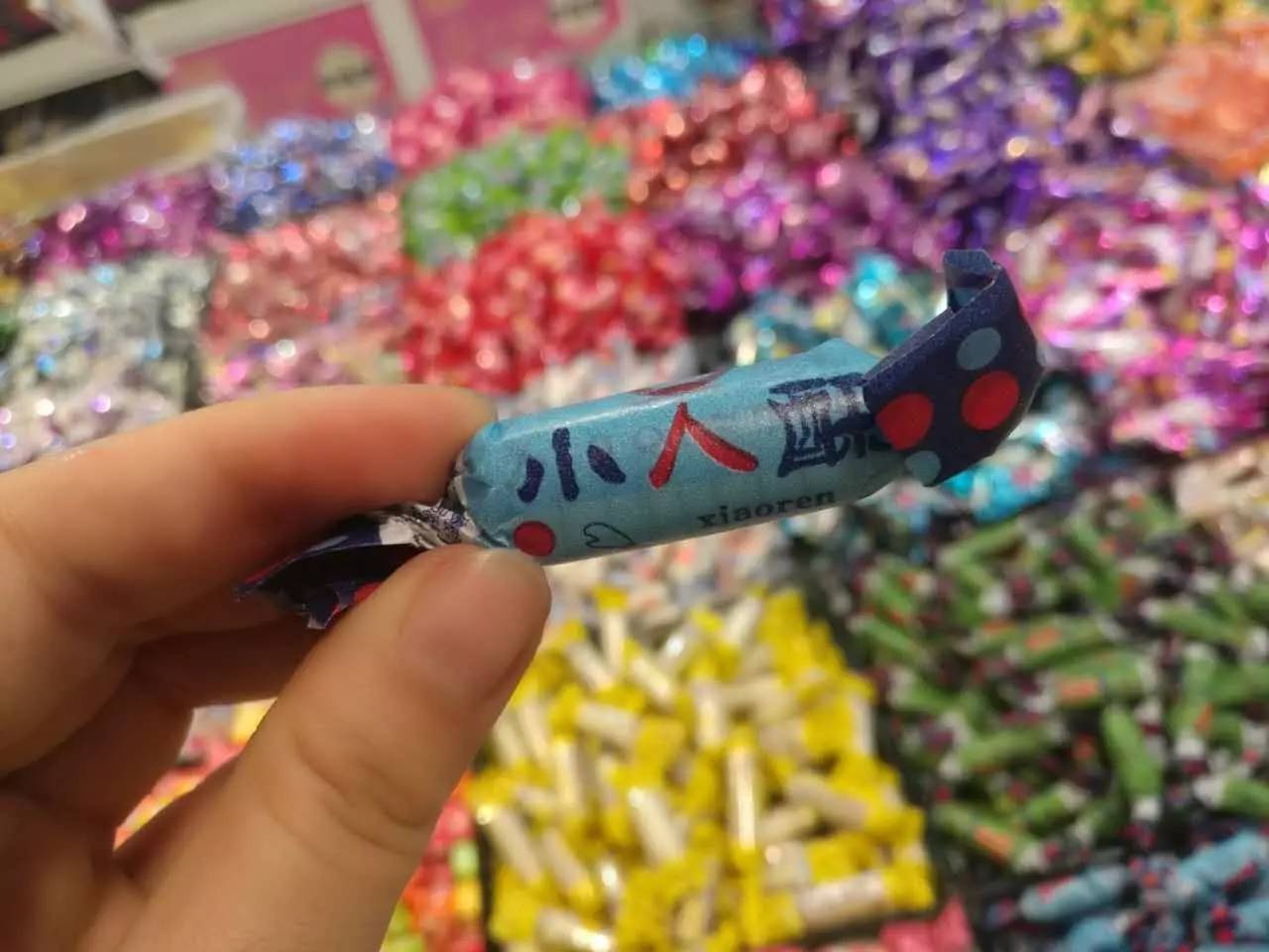 童年的味道是抹不去的记忆，这些零食在哈尔滨市场仍然能买到，看看你吃过几样？