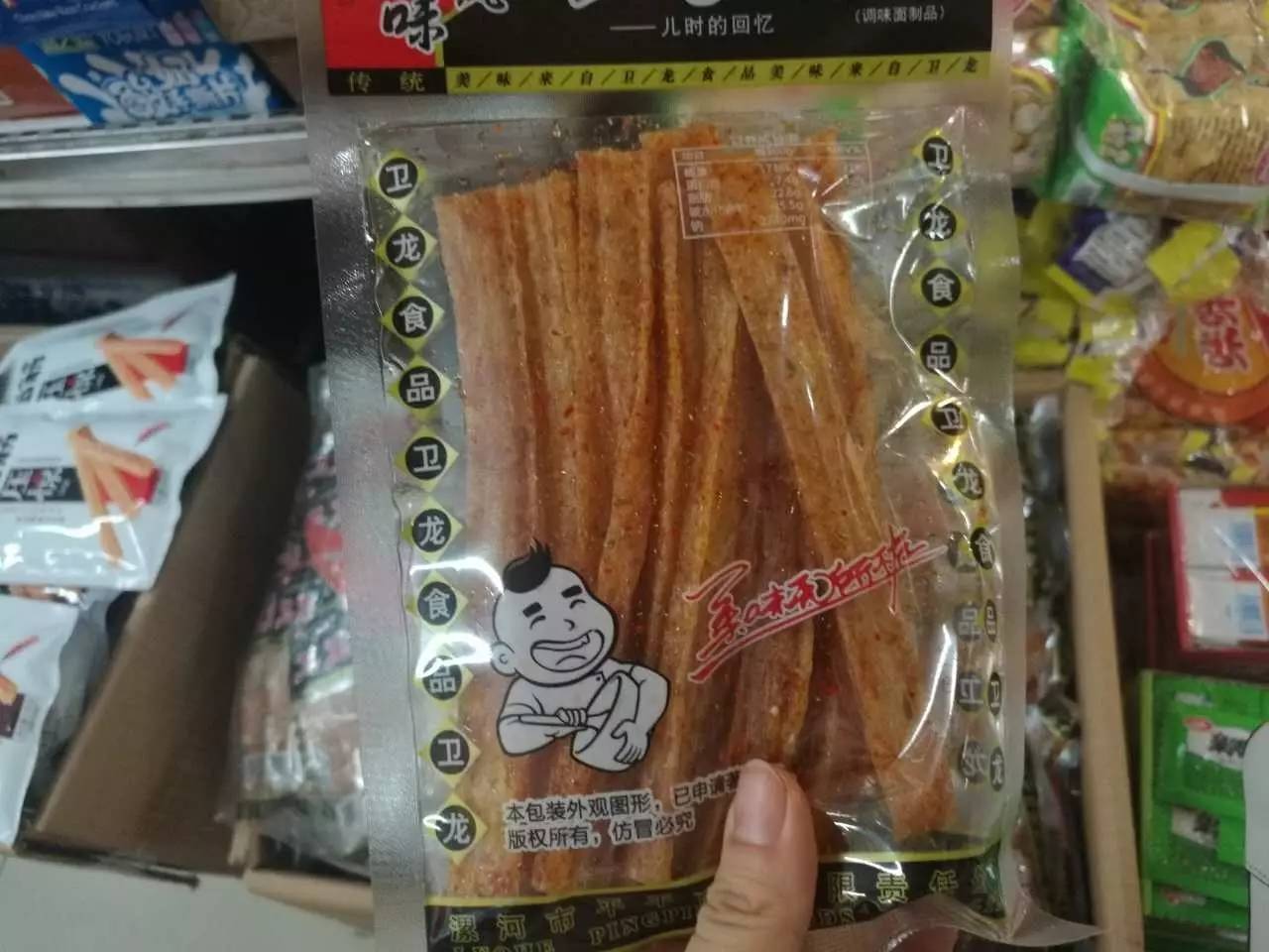 童年的味道是抹不去的记忆，这些零食在哈尔滨市场仍然能买到，看看你吃过几样？