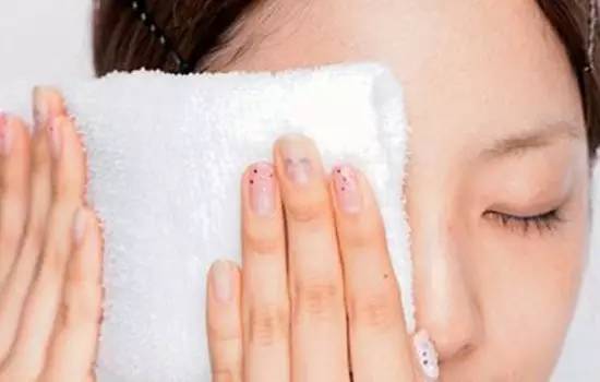 杭州一男子因眼睛奇痒就医，睫毛里竟爬出3条虫！