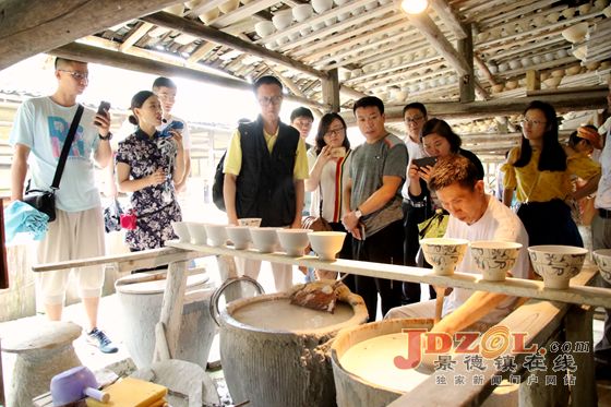 “大美国门·走基层”媒体江西行走进瓷都