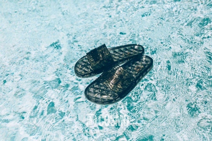 适合日常穿搭的拖鞋,当下流行塑料拖鞋穿搭