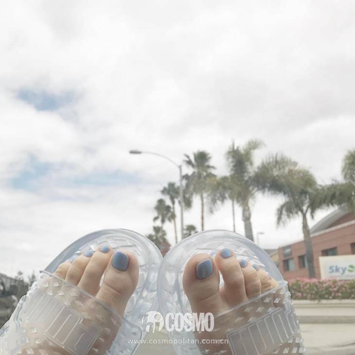 适合日常穿搭的拖鞋,当下流行塑料拖鞋穿搭