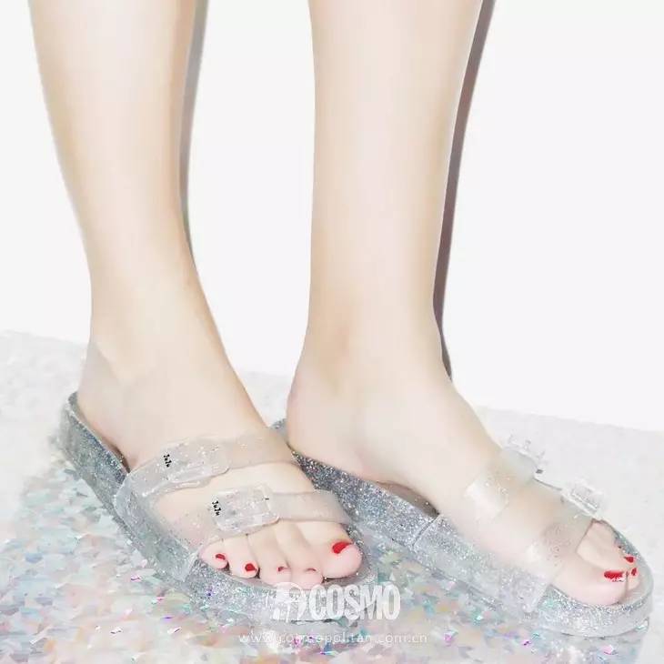 适合日常穿搭的拖鞋,当下流行塑料拖鞋穿搭