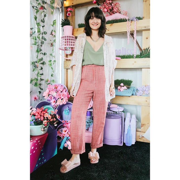 适合日常穿搭的拖鞋,当下流行塑料拖鞋穿搭