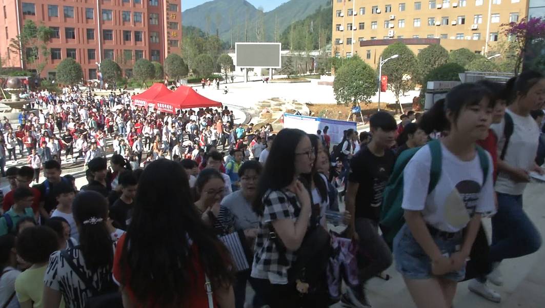 直击高考首日安保,我们为高考保驾护航