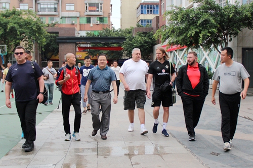 苏格兰AM足球俱乐部奥斯汀马克菲总裁一行到德阳市一小执教