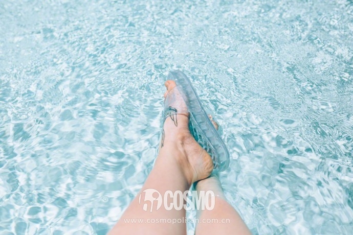 适合日常穿搭的拖鞋,当下流行塑料拖鞋穿搭