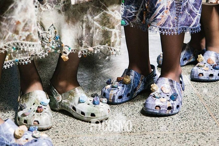 适合日常穿搭的拖鞋,当下流行塑料拖鞋穿搭