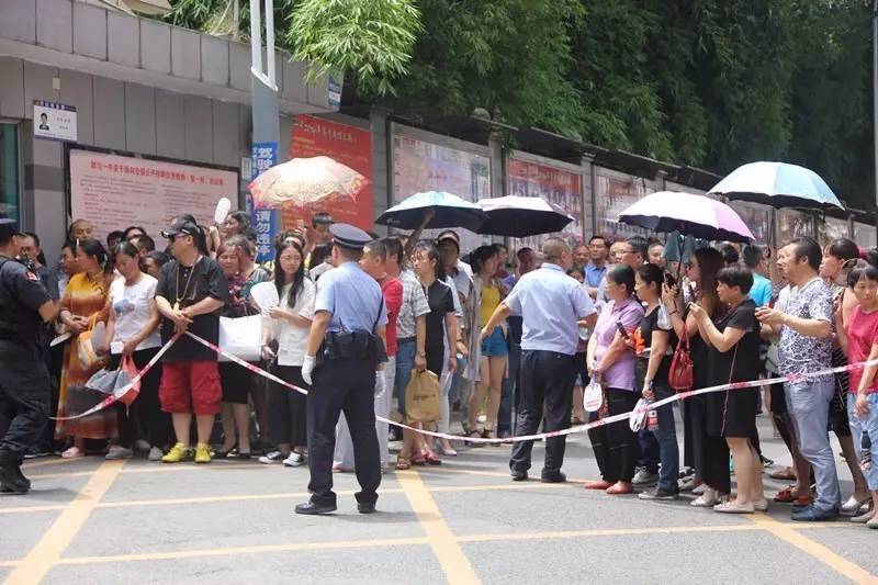 直击高考首日安保,我们为高考保驾护航