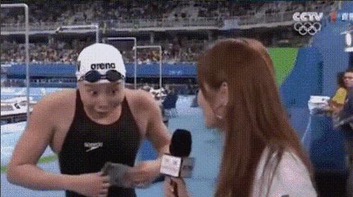 适合日常穿搭的拖鞋,当下流行塑料拖鞋穿搭