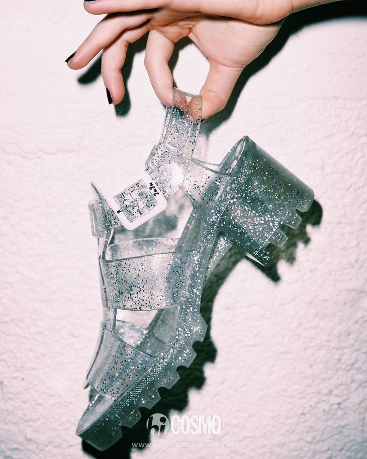 适合日常穿搭的拖鞋,当下流行塑料拖鞋穿搭