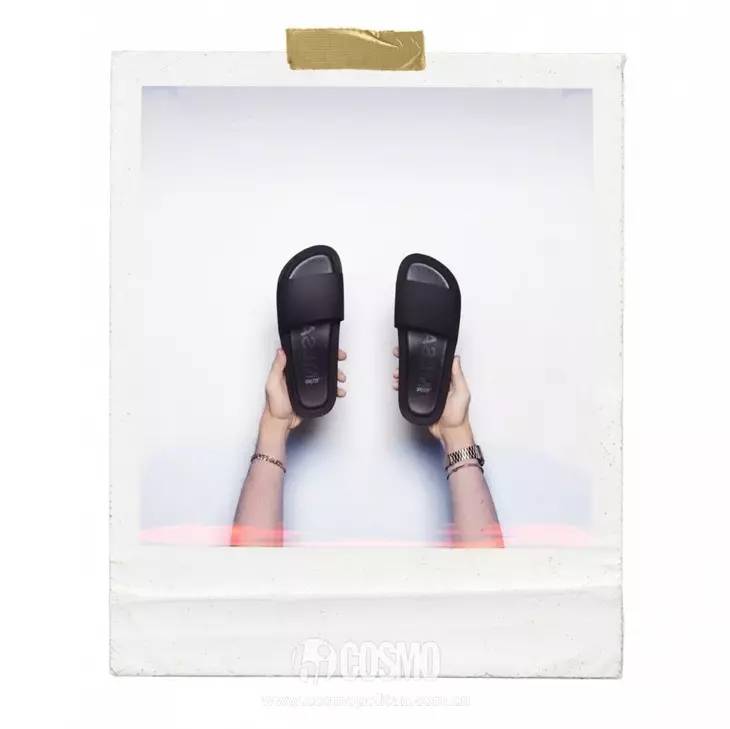 适合日常穿搭的拖鞋,当下流行塑料拖鞋穿搭