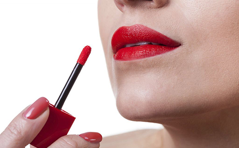 擦口红嘴巴干裂疼怎么回事,用了过期口红嘴唇干裂怎么办