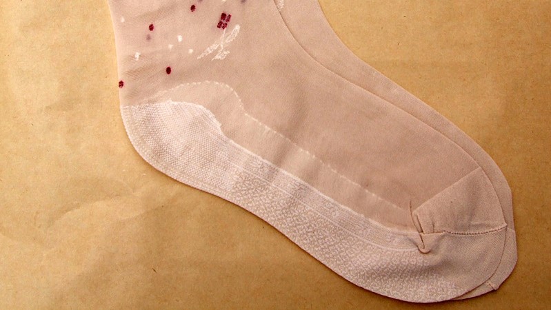 花盆上面铺什么能保持水分,花盆下面怎么垫东西才透气不漏土