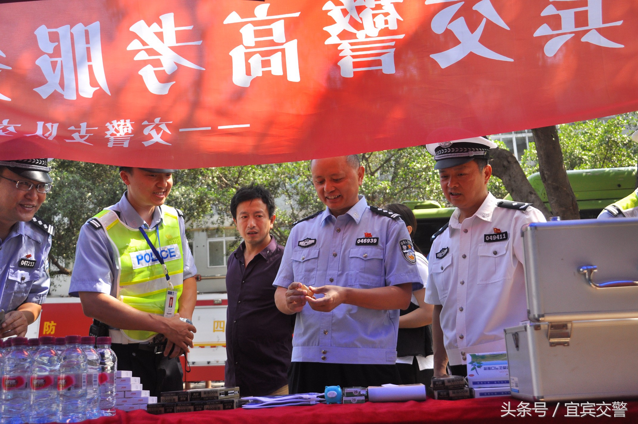 郑州爱心护考交警同行,爱心助考交警同行