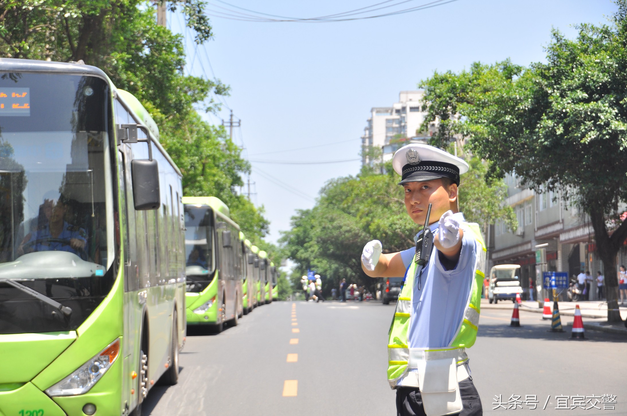 郑州爱心护考交警同行,爱心助考交警同行
