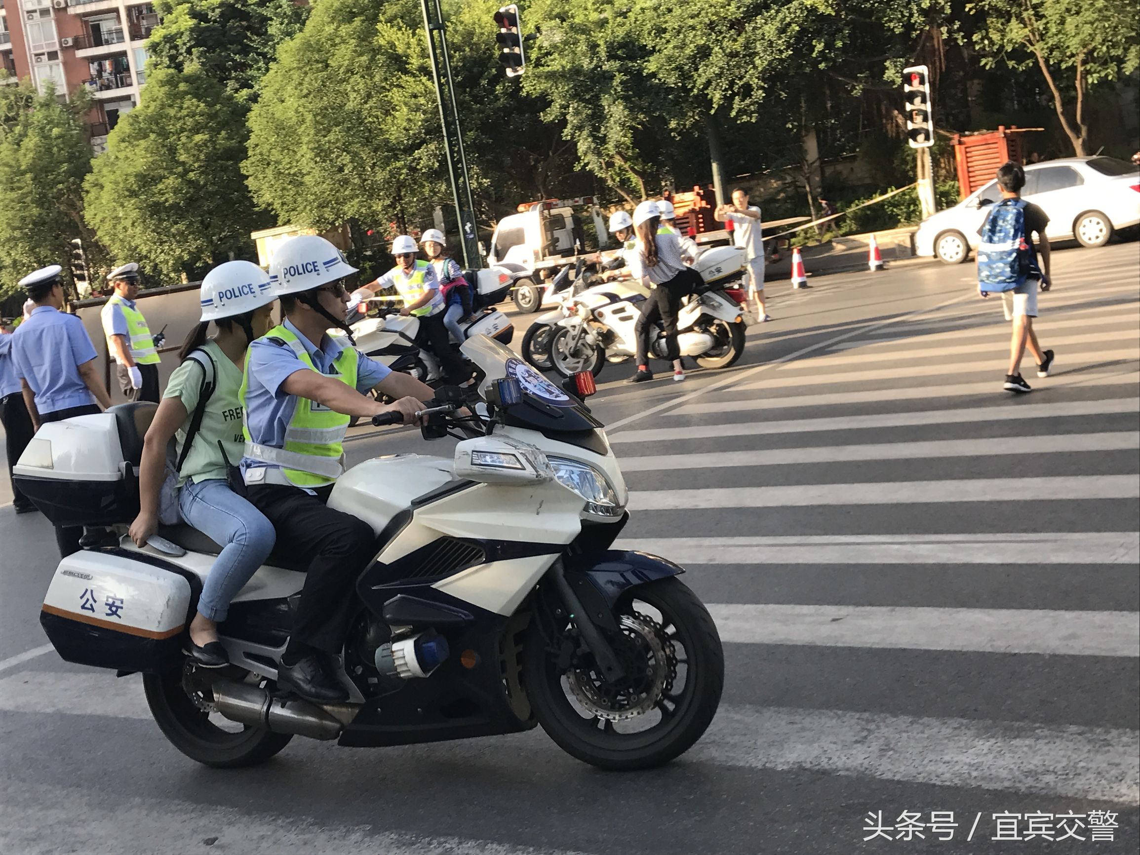 郑州爱心护考交警同行,爱心助考交警同行