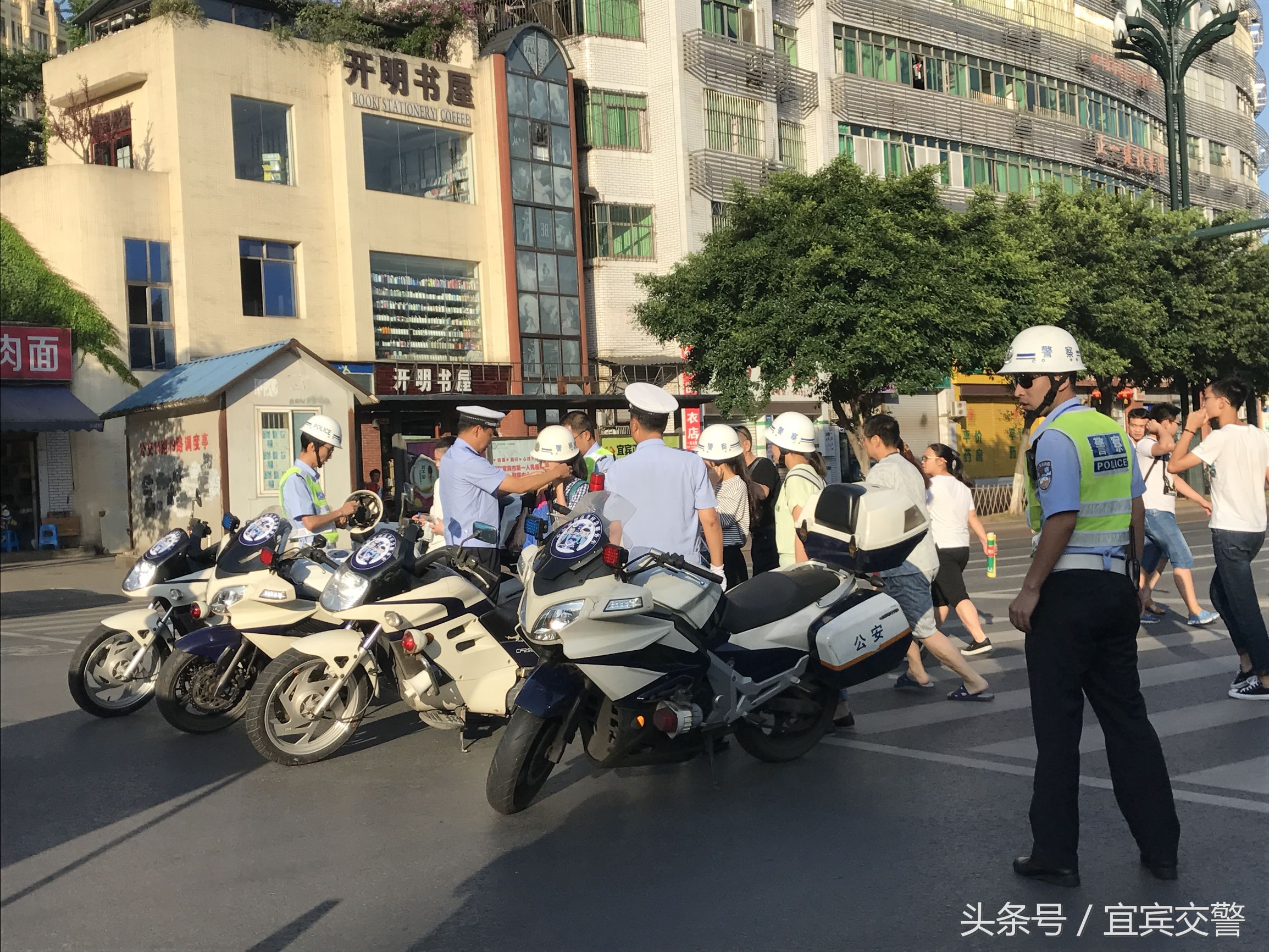 郑州爱心护考交警同行,爱心助考交警同行