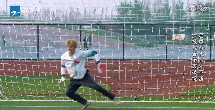 鹿晗巅峰时期有多夸张踢球,鹿晗踢球踢哪个位置