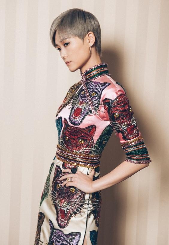 前卫华丽背后是谦虚勤恳这样的春春值得拥有更多