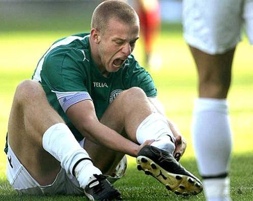 这是在踢球还是踢腿？球员要学会保护自己！