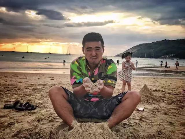 普吉岛“小包总”又火了！撞脸明星的他，用四川美食征服整个海岛