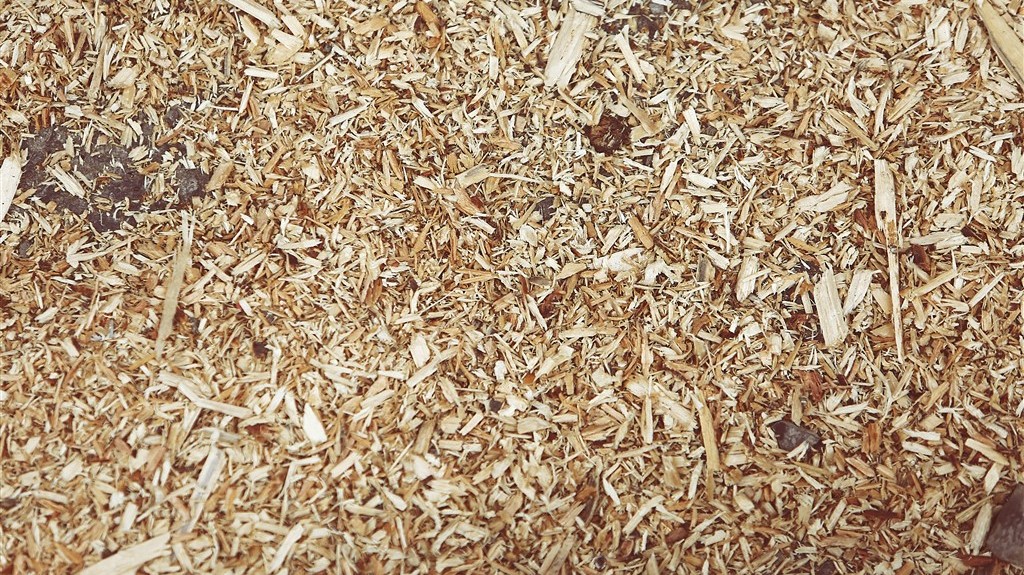 花盆上面铺什么能保持水分,花盆下面怎么垫东西才透气不漏土