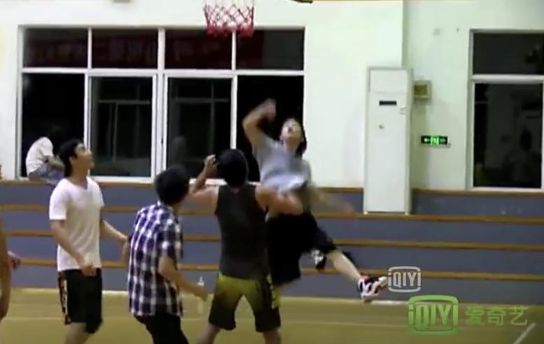 鹿晗玩足球的时候,鹿晗踢球高燃时刻