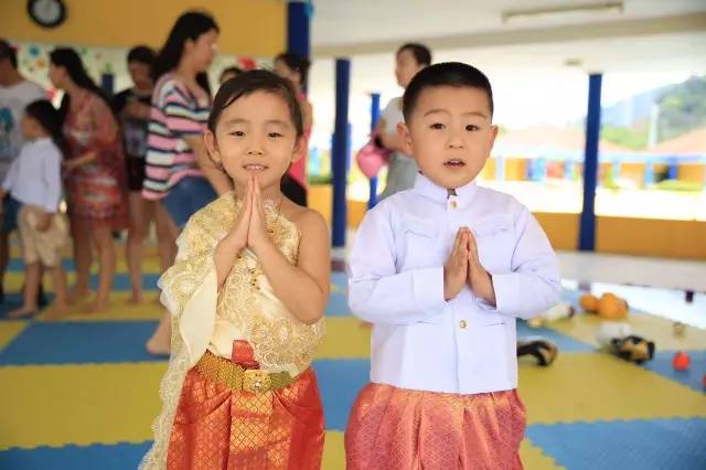 普吉岛“小包总”又火了！撞脸明星的他，用四川美食征服整个海岛