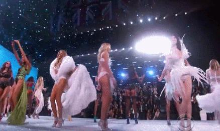 维密超模摔断鞋子又站起来,维密摔倒的模特有哪些