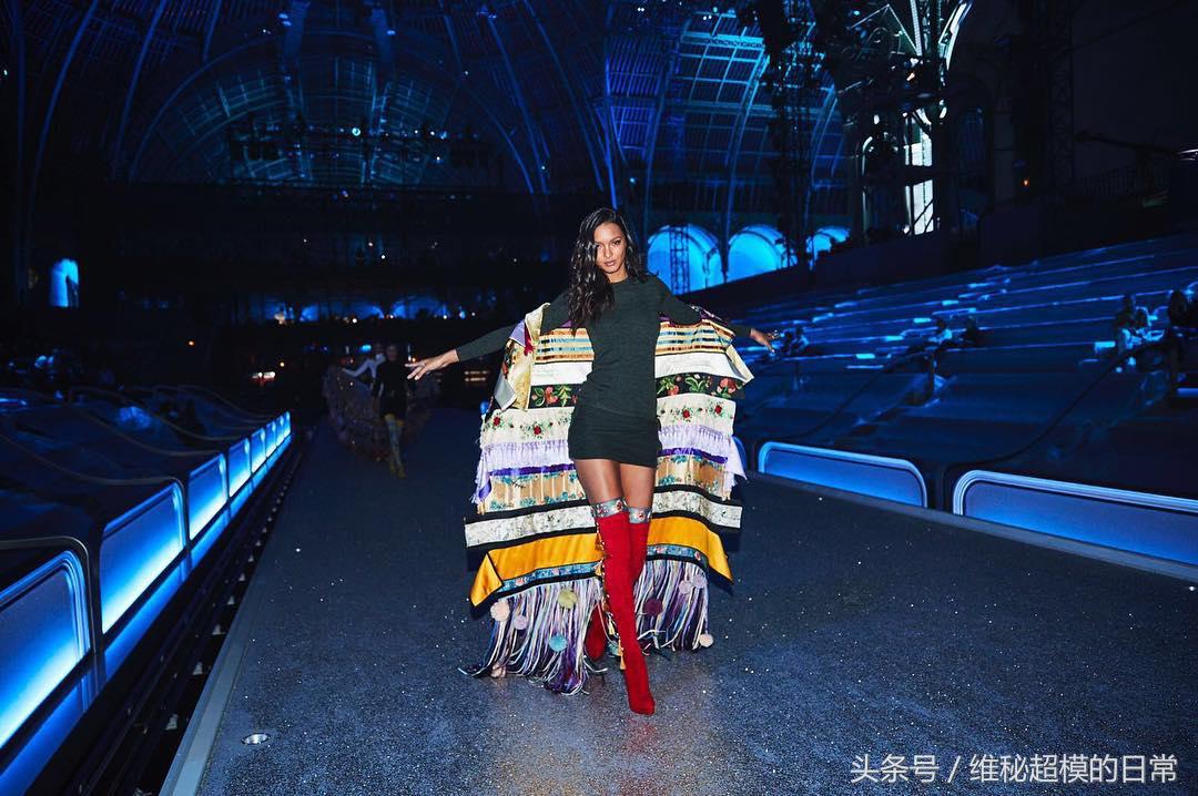 维密超模摔断鞋子又站起来,维密摔倒的模特有哪些