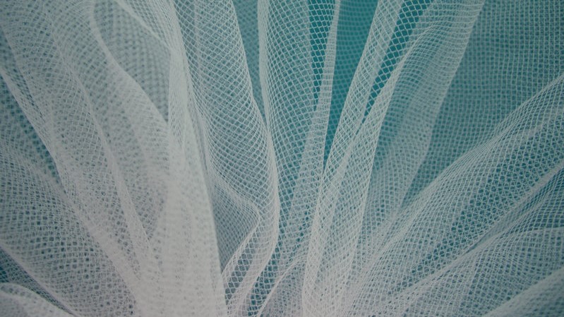 花盆上面铺什么能保持水分,花盆下面怎么垫东西才透气不漏土