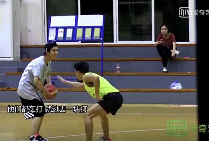 鹿晗玩足球的时候,鹿晗踢球高燃时刻