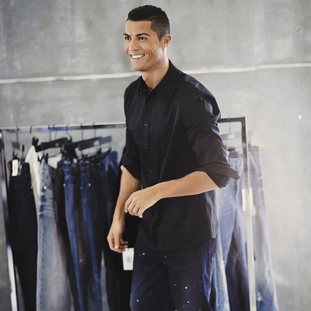 这才是C罗换发型的原因，你和C罗的天命痣在一个地方么？